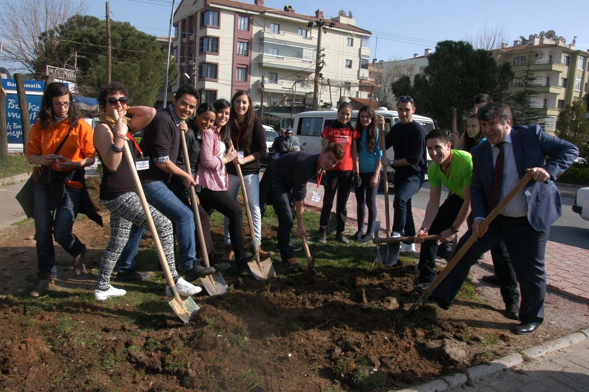 Yabancı Öğrenciler Kazma-Kürekle Çalışıyor