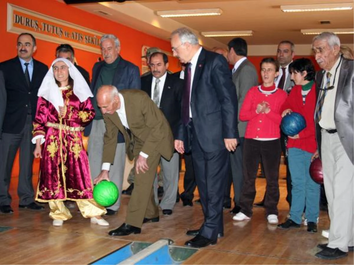 Yaşlılar, Vali ve Rektörlü Bowling Oynadı