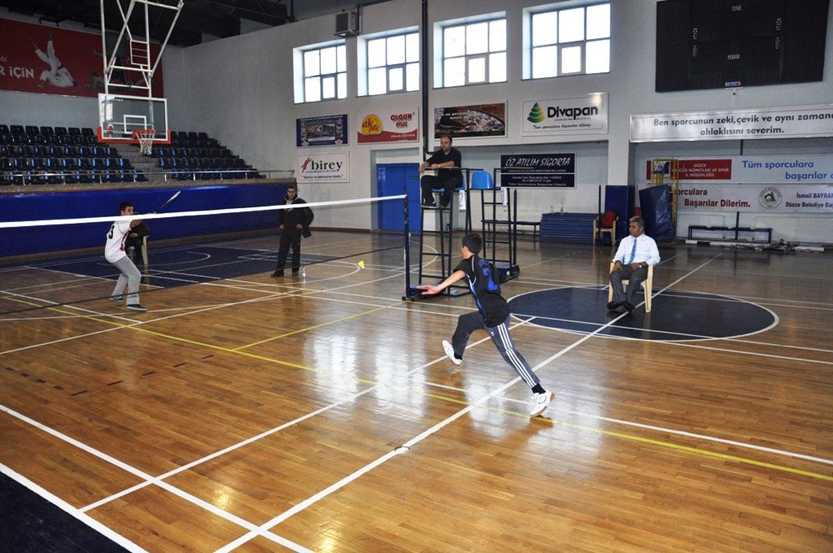 Yıldız Badminton Sporcuları Kupalarını Aldı