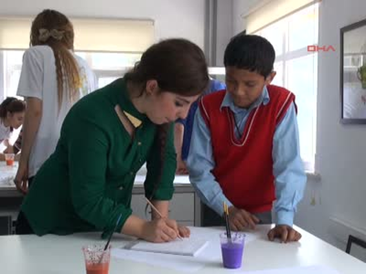 Üniversiteliler Engelli Öğrenciler ile Kimsesiz Çocukları Sevindirdi