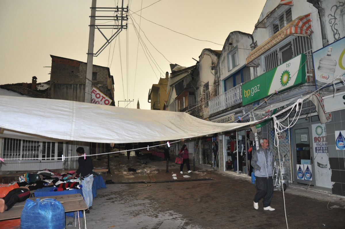 Adana\'da Şiddetli Rüzgar Çatıları Uçurdu