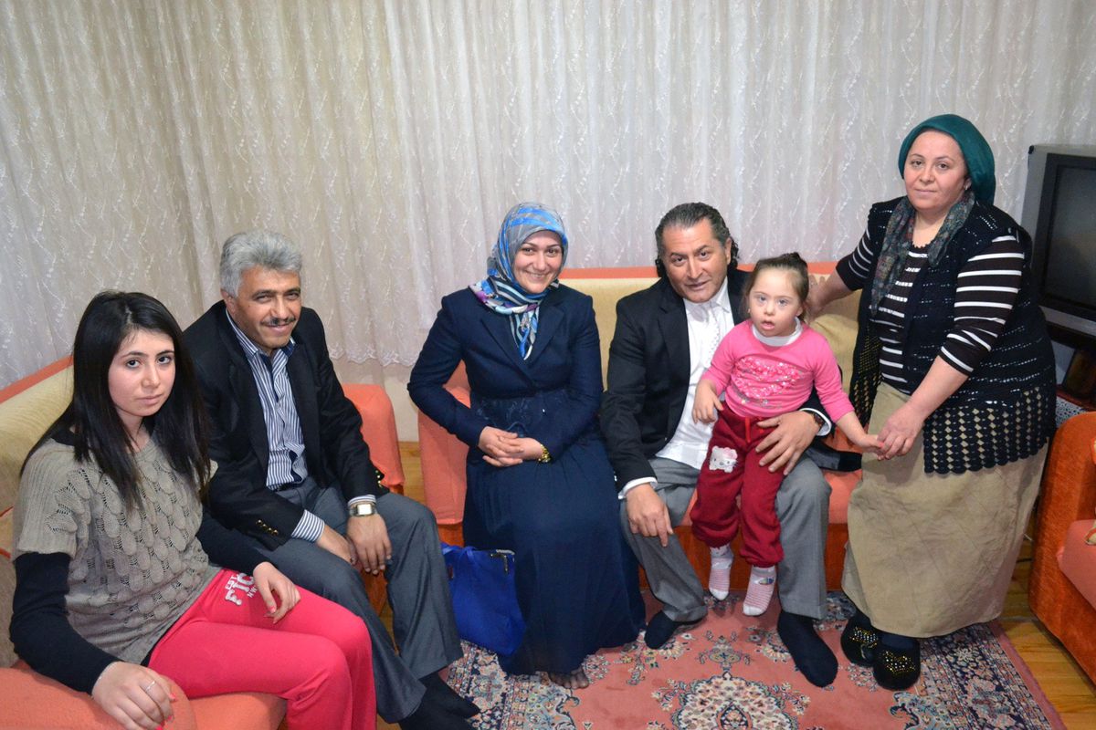 AK Parti'den Down Sendromlu Çocuklara Ziyaret