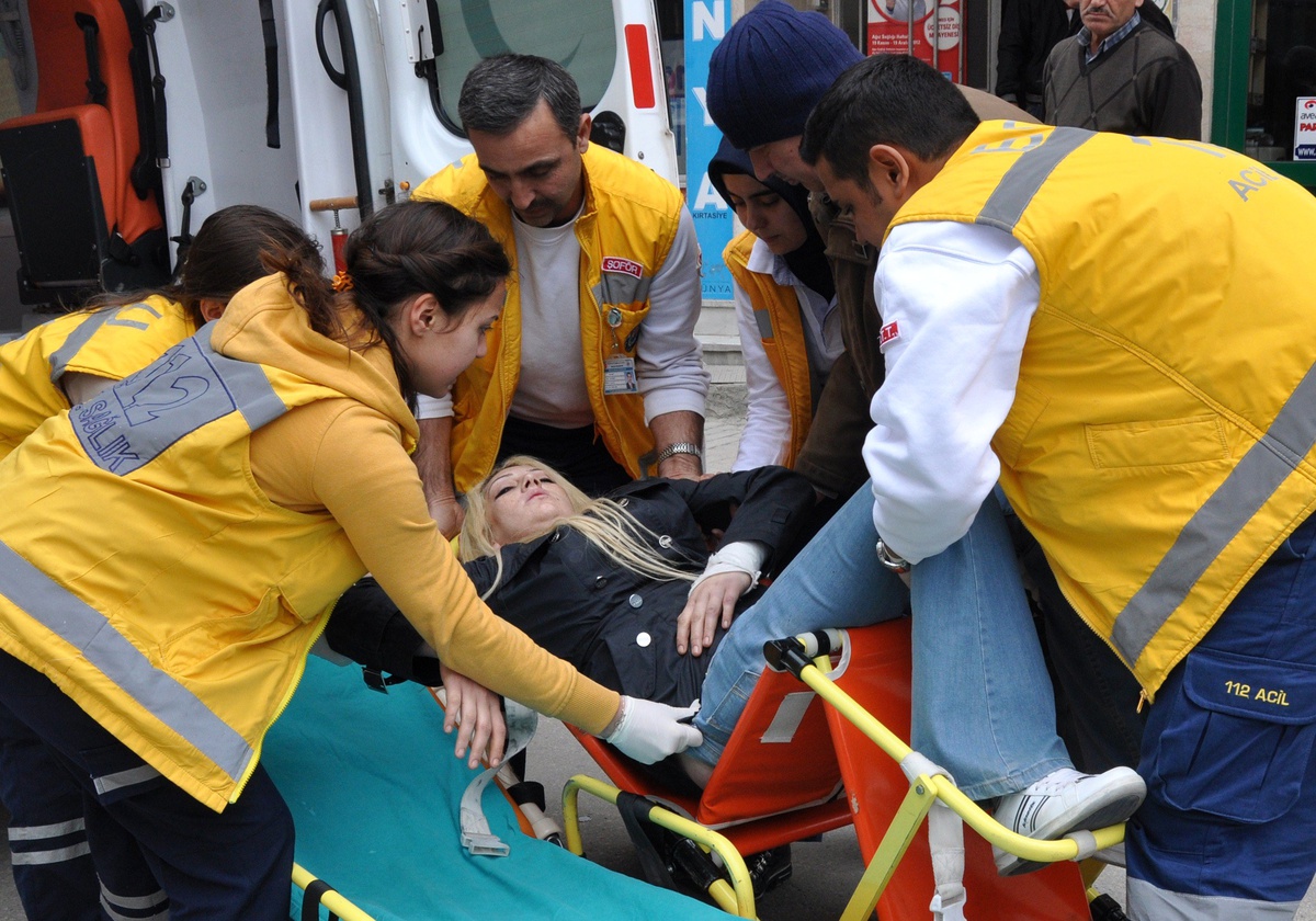 Alkollü Kız Berber Dükkanında Sızdı