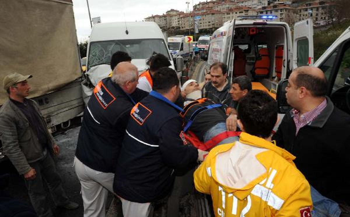 Beşiktaş\'ta Servis Minibüsünün Karıştığı Kazada 6 Yaralı