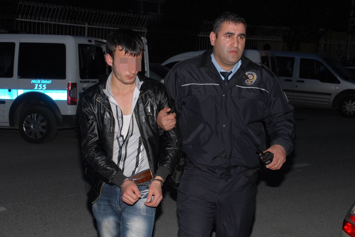 Boğazından Bıçaklanan Genç Kız Ameliyata Alındı