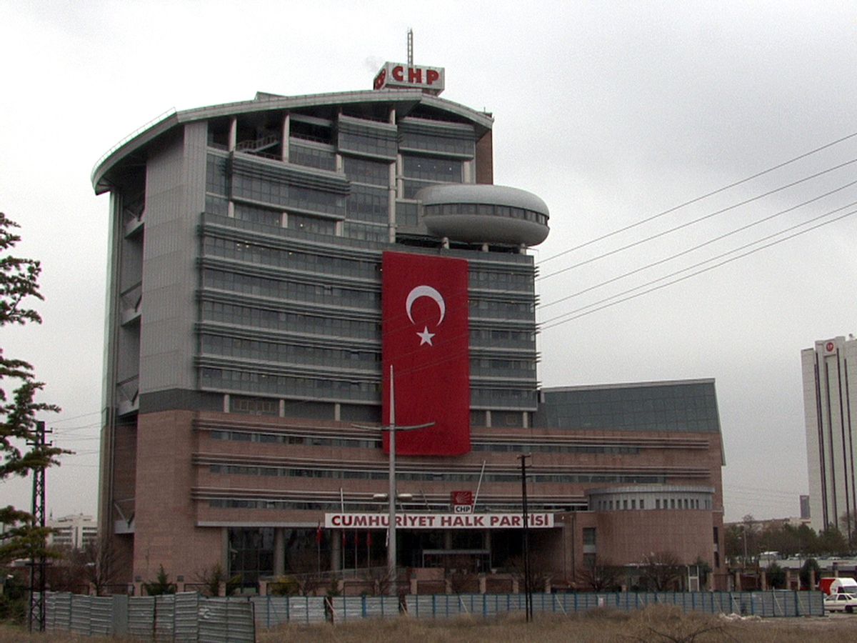 CHP Genel Merkezi\'ne Dev Türk Bayrağı Asıldı
