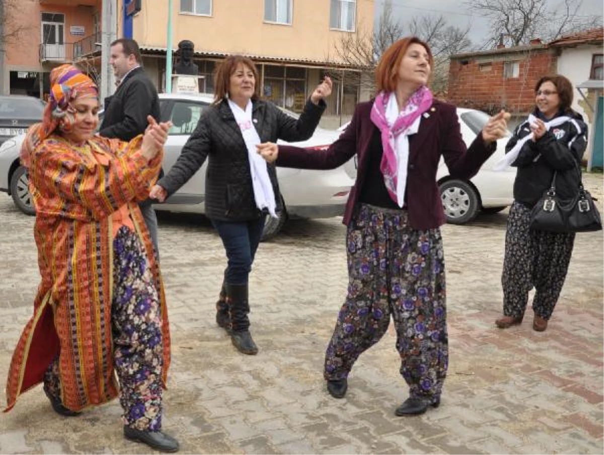 CHP\'li Kaleli Su Kirliliğini Oynayarak Protesto Etti