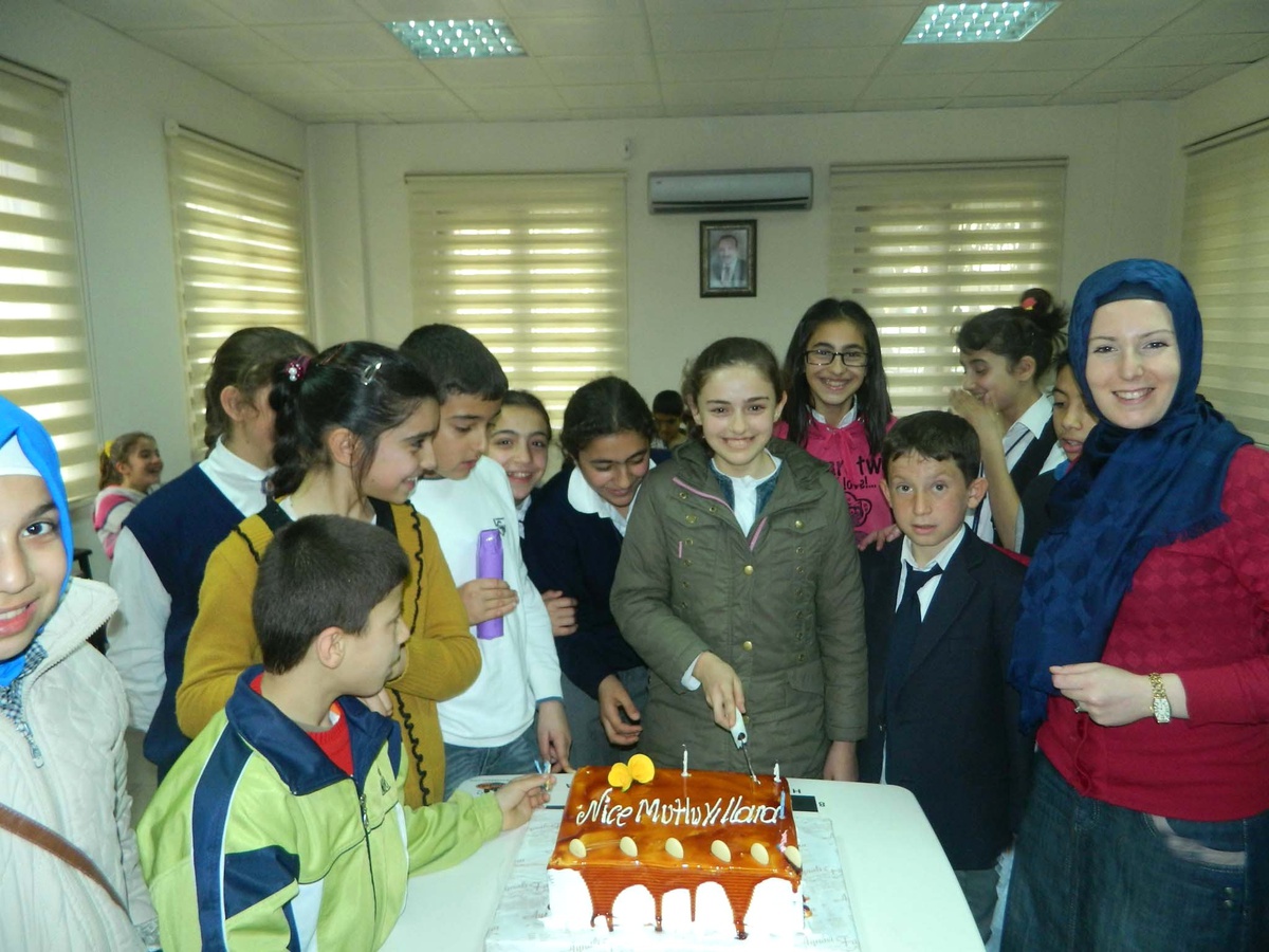 Ders Arasında Doğum Günü Kutlaması