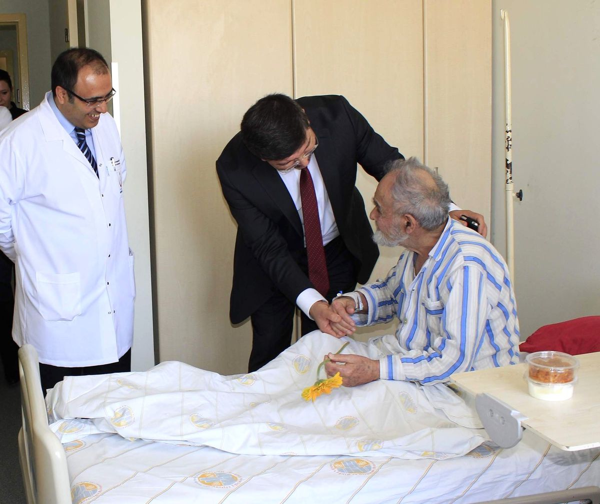 Dr.taş\'tan Yaşlı Hastalara Ziyaret
