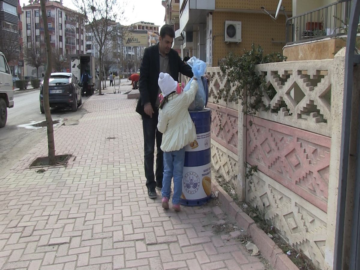 Elazığ\'da Ekmek İsraf Etme Kampanayasına Belediye Başkanlığının Desteği Sürüyor