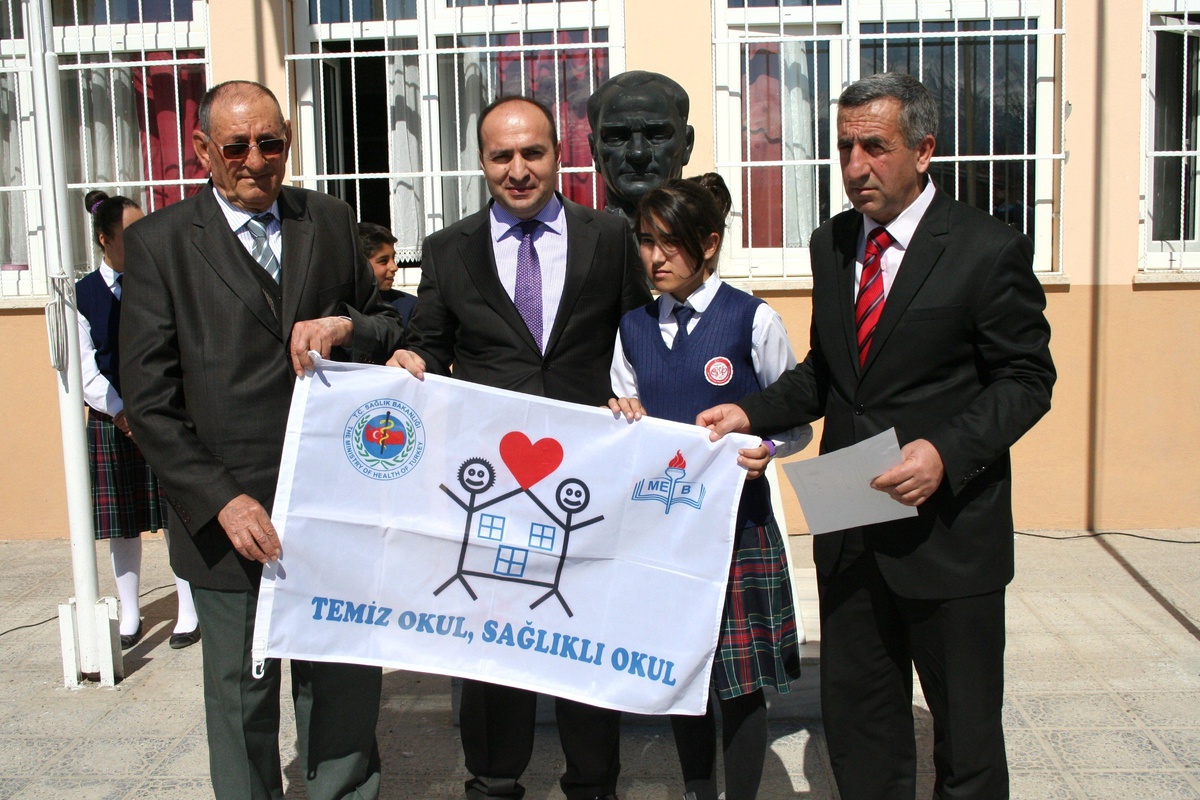 Erzincan\'da Köy Okuluna Beyaz Bayrak