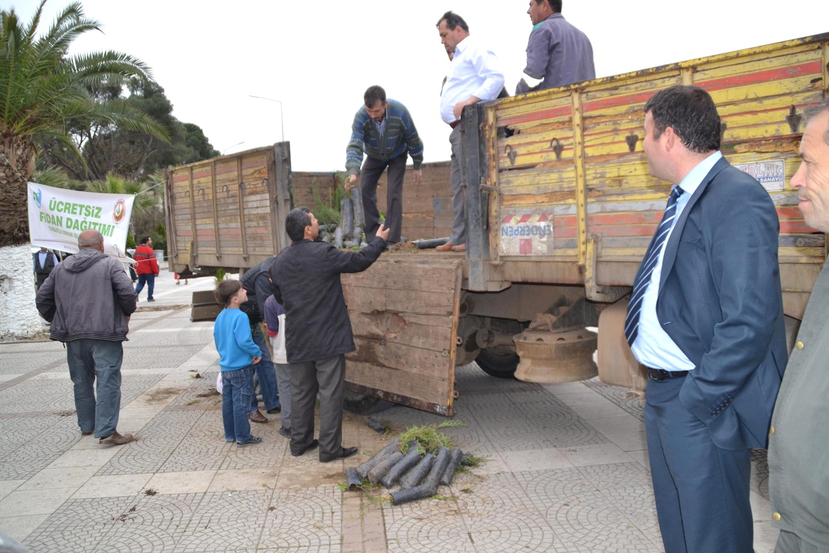 Erzincan\'da Vatandaşlara Ücretsiz Fidan Dağıtıldı
