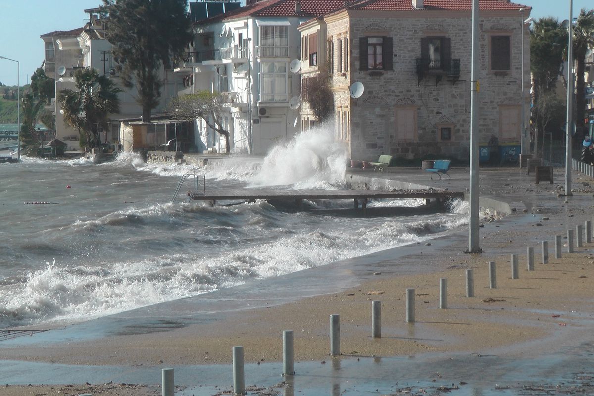 Foça\'da Fırtına