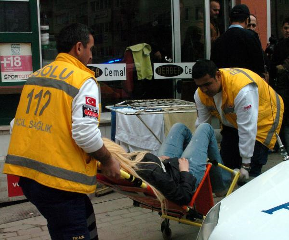 Alkollü Kadın Berber Koltuğunda Sızdı