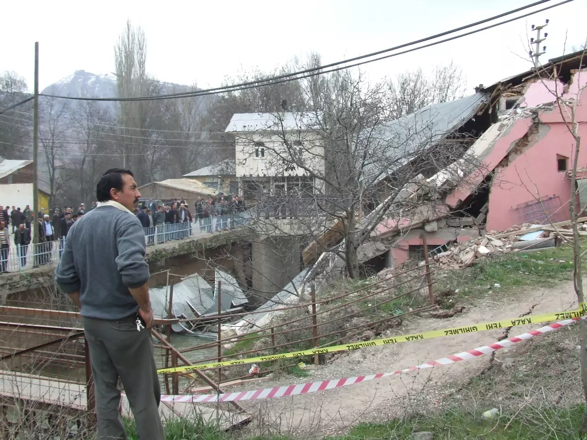 Giresun\'un Şebinkarahisar İlçesinde 3 Katlı Bina Çöktü