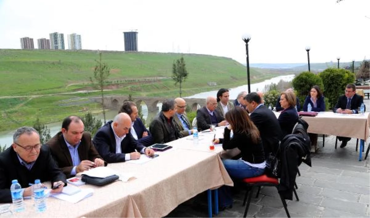 Hürriyet Gazetesi Yazı İşleri Toplantısını Diyarbakır\'da Yaptı