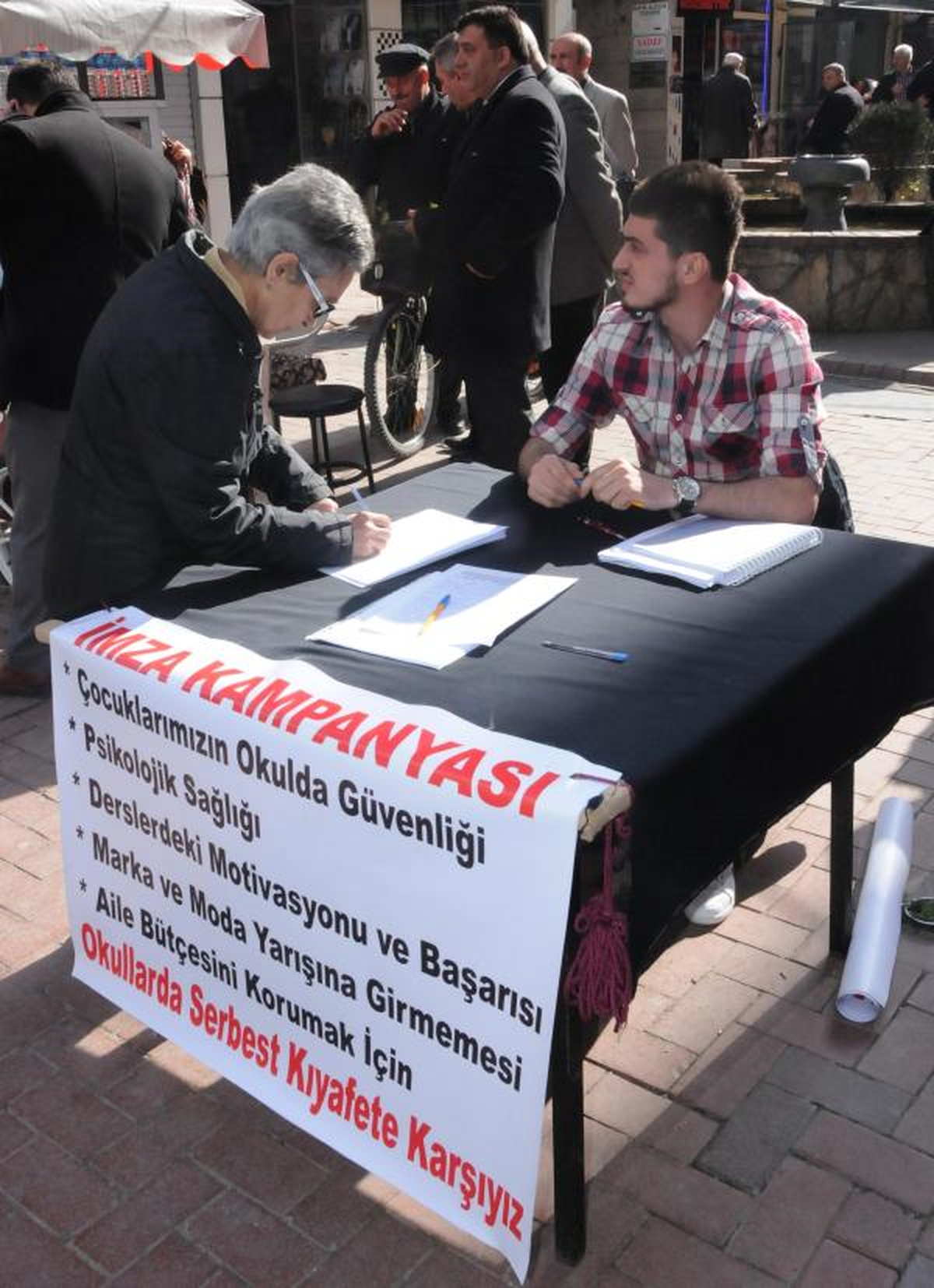 İmalatçılardan \'Okullarda Serbest Kıyafet\'e Karşı İmza Kampanyası