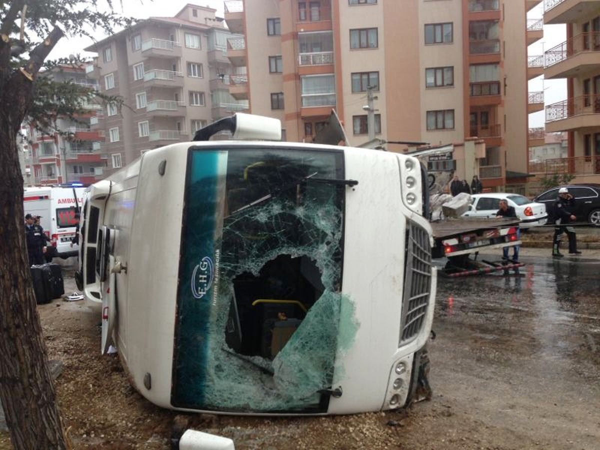 İranlı Turistleri Taşıyan Midibüs Kaza Yaptı