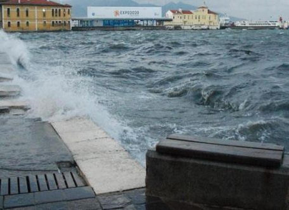 İzmir\'de Kuvvetli Lodos