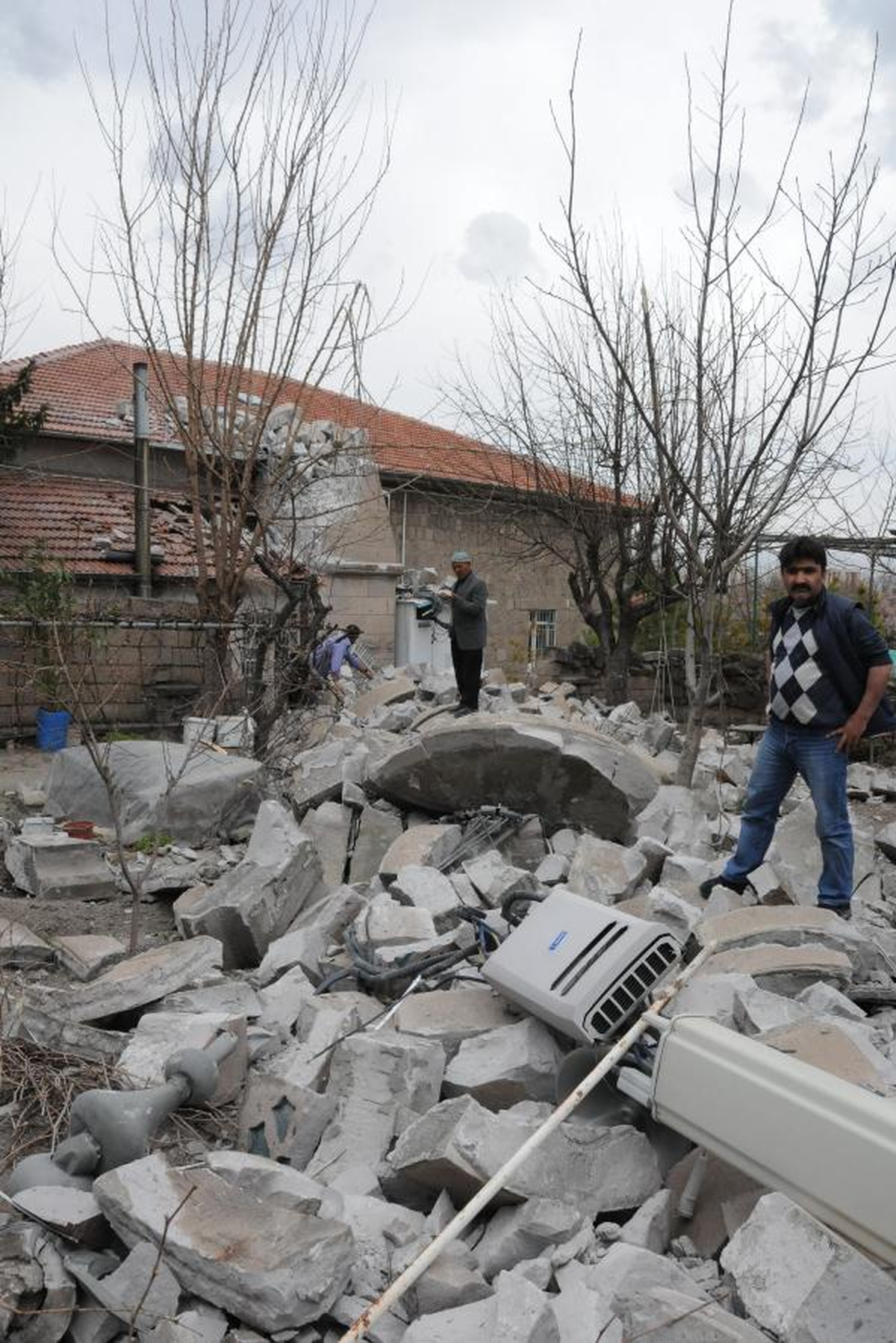 Kayseri\'de Fırtına Çatıları Uçurdu, Bir Öğrenci Yaralandı (2)