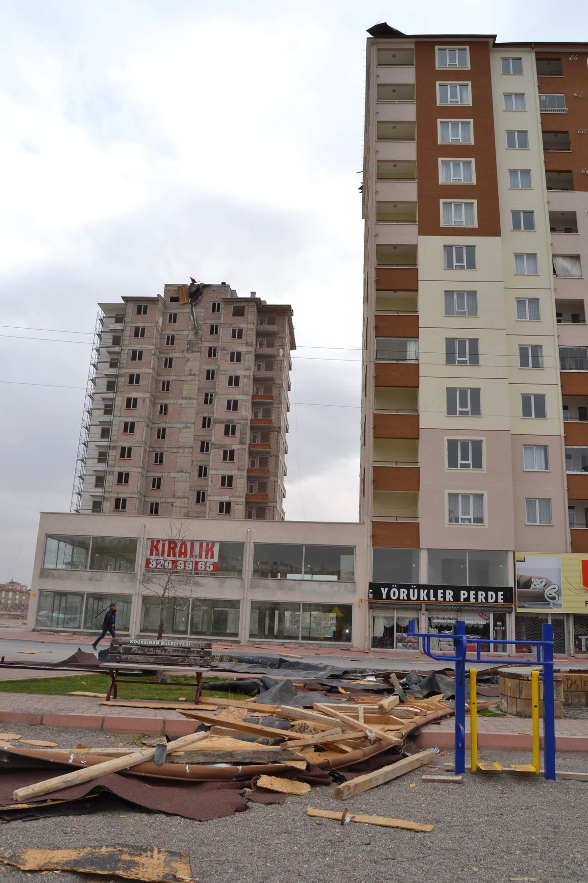 Kayseri\'de Uçan Çatı Çocuk Parkına Düştü
