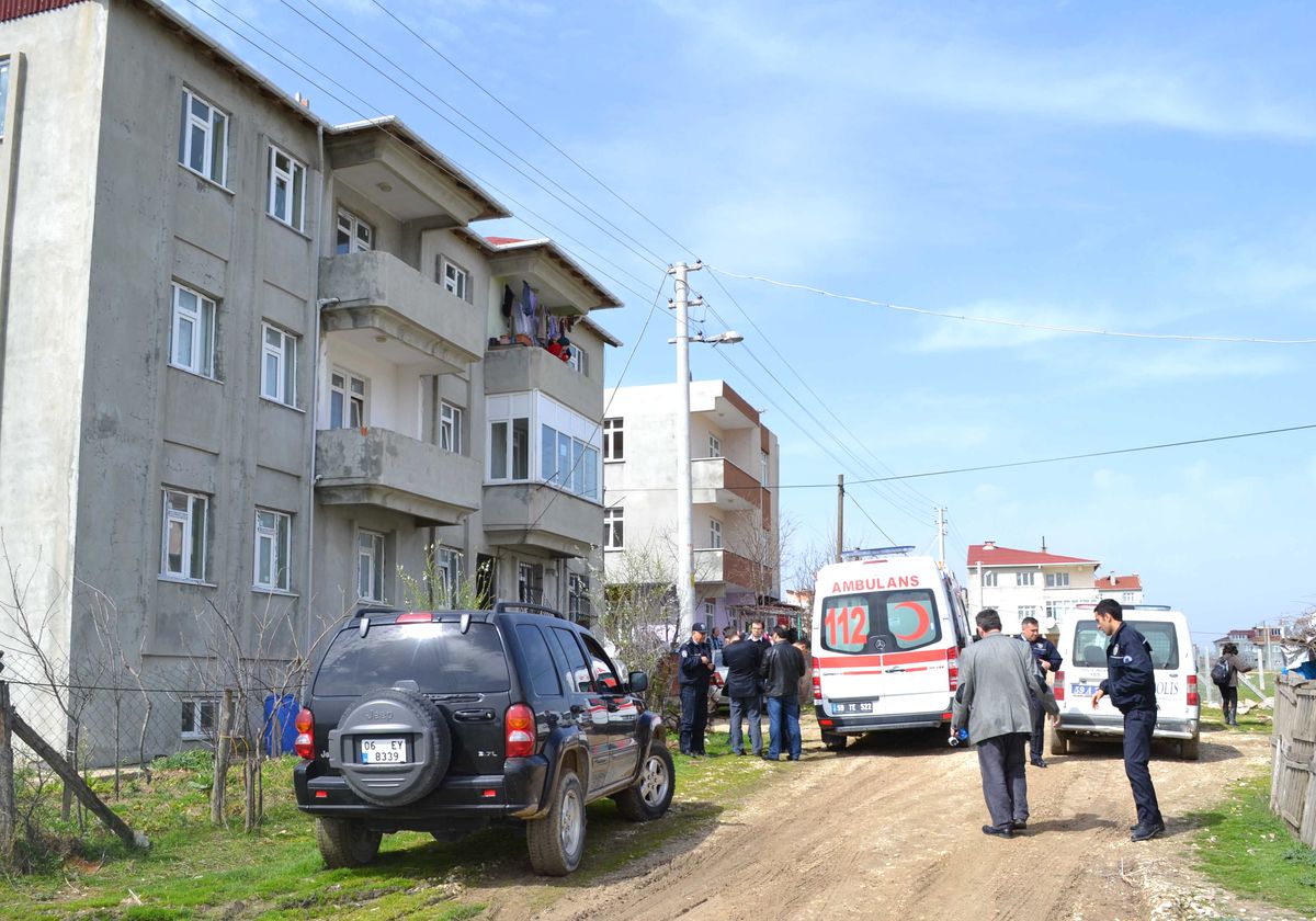 Kendini İple Tavana Astı