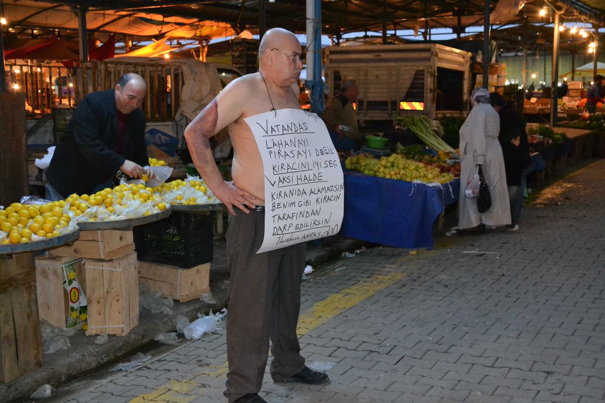 Kiracısını Pazarda Soyunarak Protesto Etti