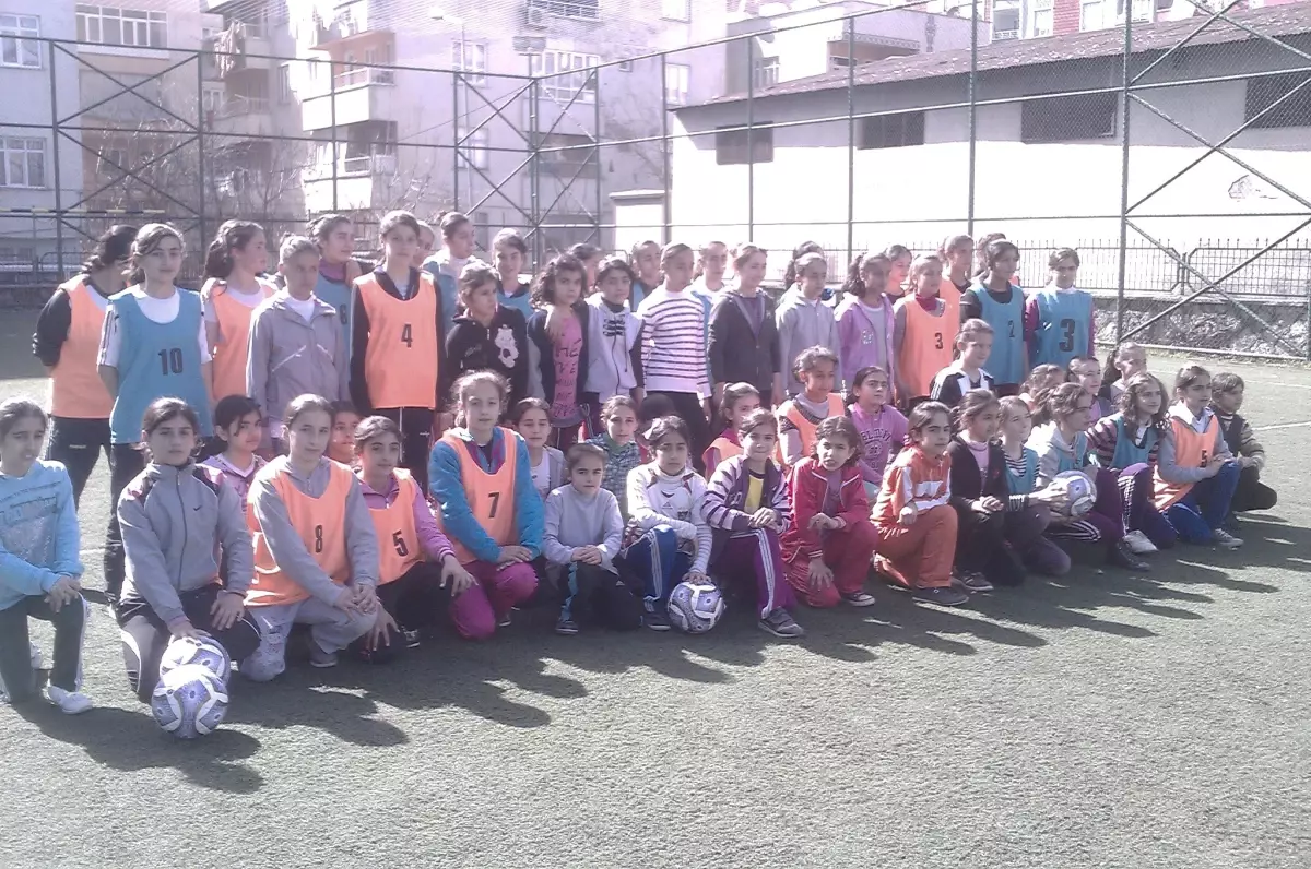 Kızlar Futbol Okulu Açılıyor