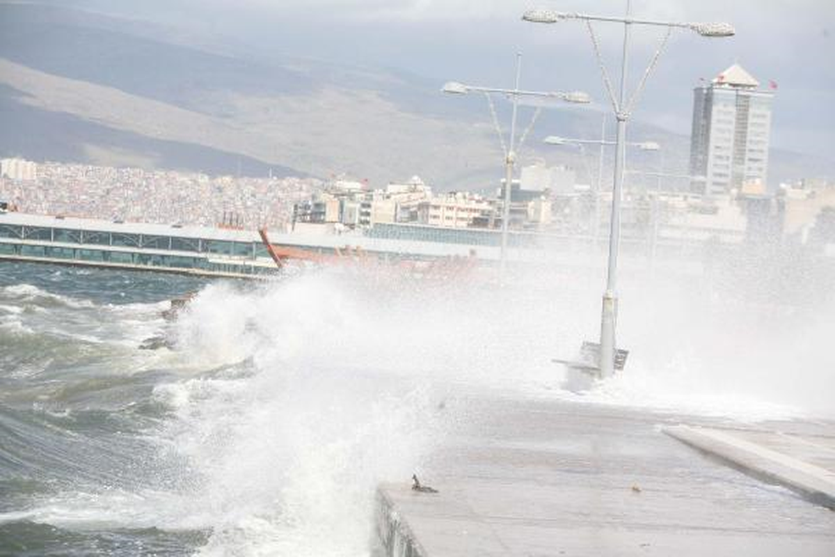 Kordon\'u Yağmur Değil, Deniz Suyu Bastı