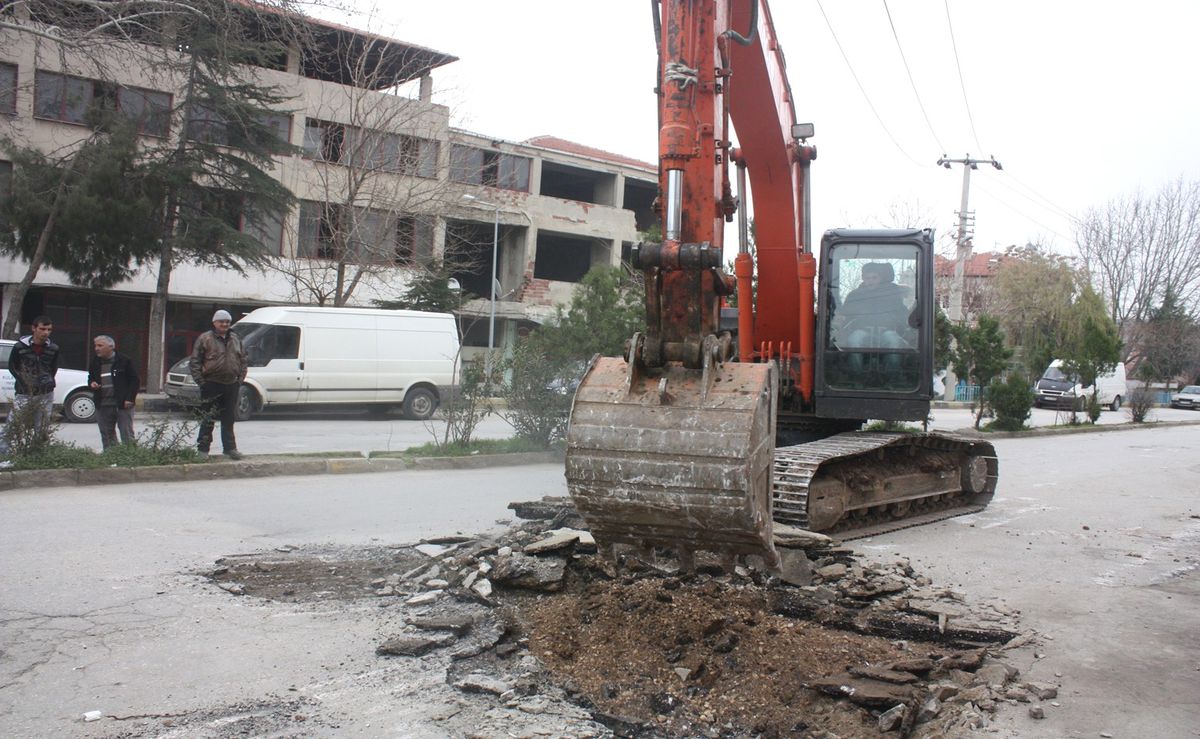 Kula Müftülüğü Önündeki Kanalı Açma Çalışmaları Başladı
