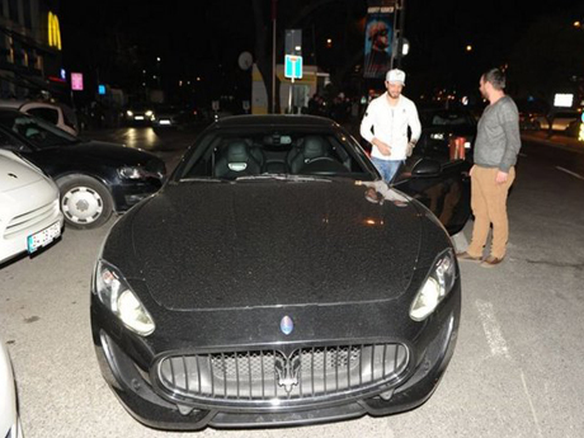 Maserati'sine Gözü Gibi Bakıyor