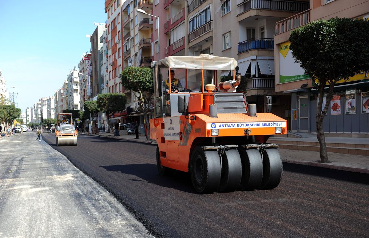 Mehmet Akif Caddesi Asfaltlanıyor