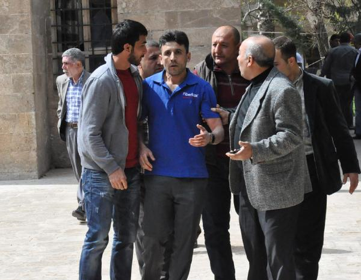 Namazda Tartışan Gençleri Polis Camiden Çıkardı