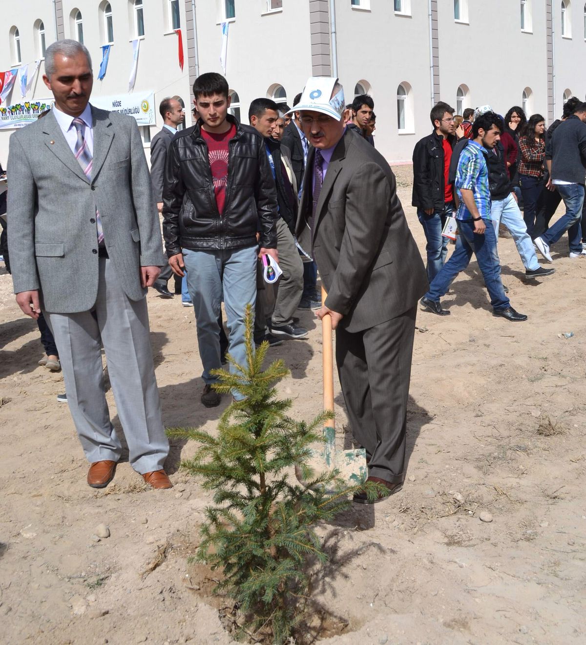 Niğde Üniversitesi\'nde Ağaç Dikimi