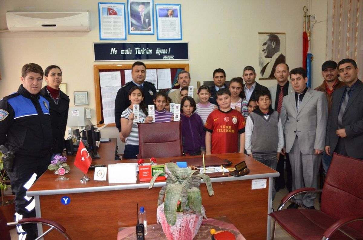 Ödemiş\'te "Çocuk Polis" Kimlik Kartları Dağıtımı Sürüyor
