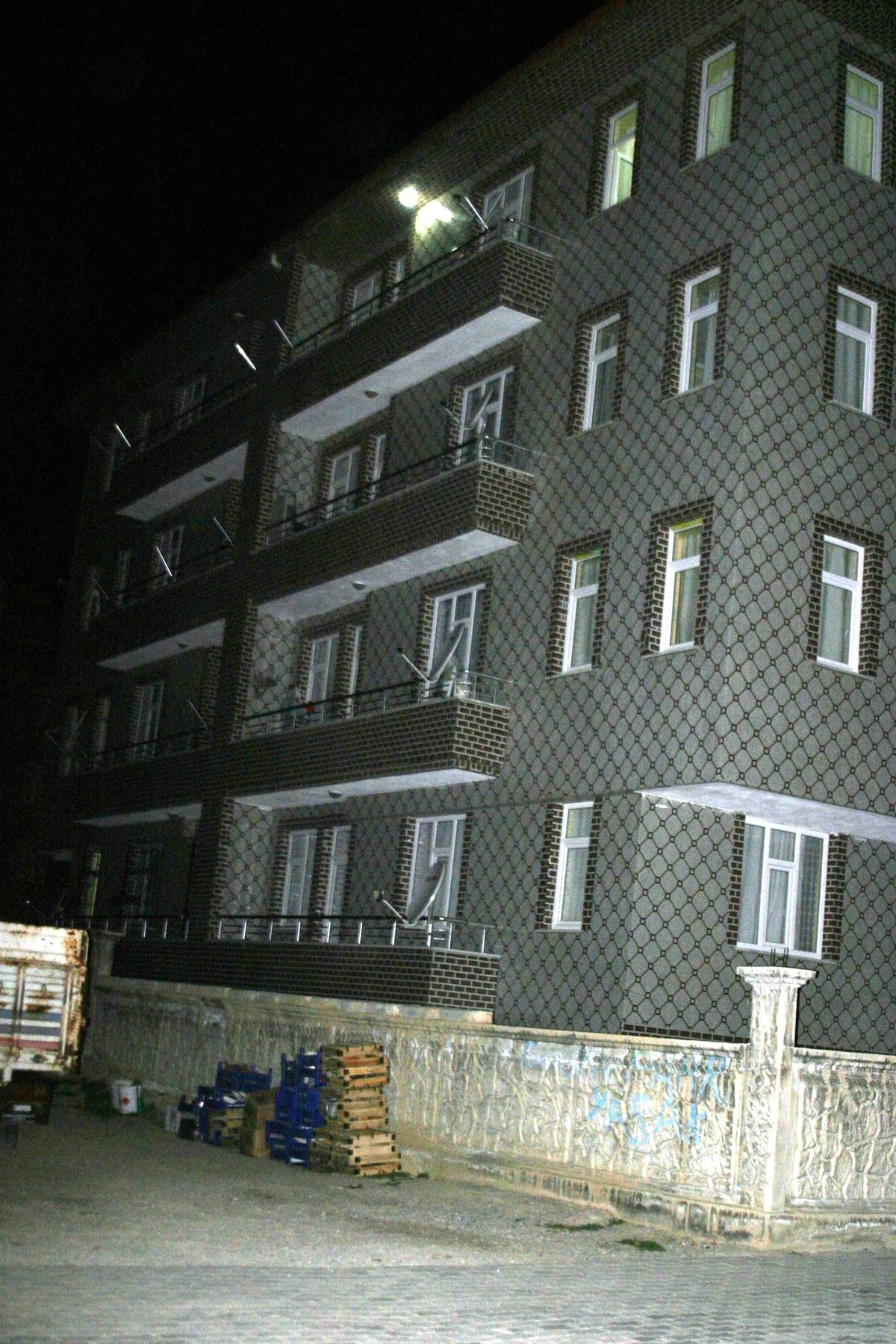 Önce Kızını Sonra Kendini Aşağı Attı