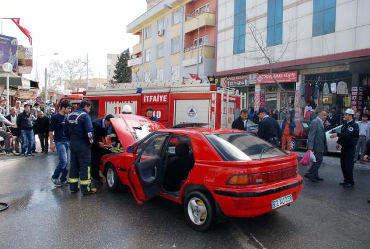 Otomobil Alev Aldı