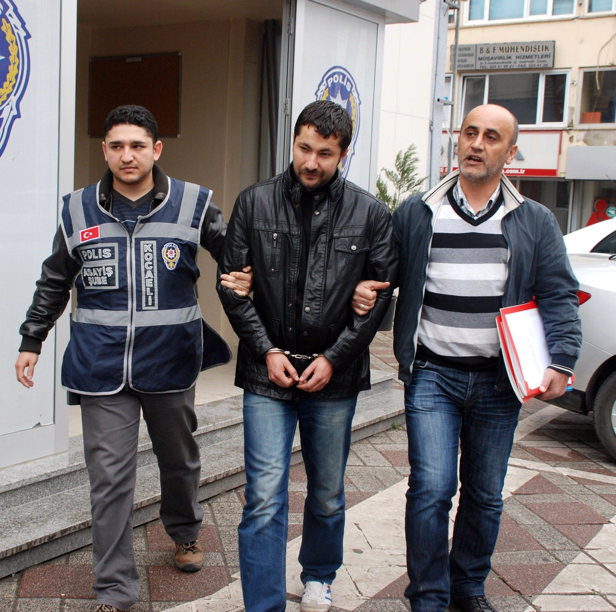 Otomobil Hırsızları Polise Yakalandı