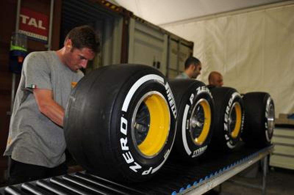 Pirelli\'nin Yeni Pzero Orange Lastikleri Malezya Gp\'sinde!