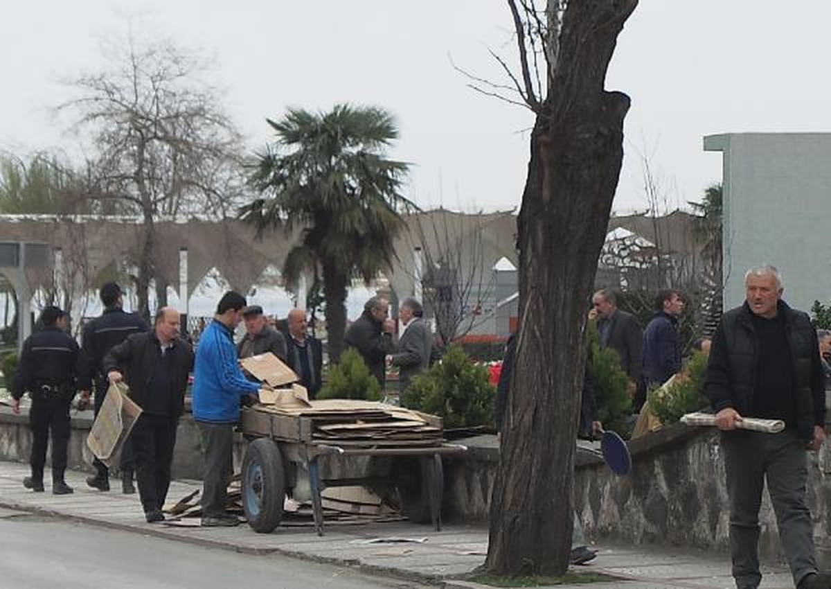 Polis, Cami Avlusunda Dilenci Nöbetinde