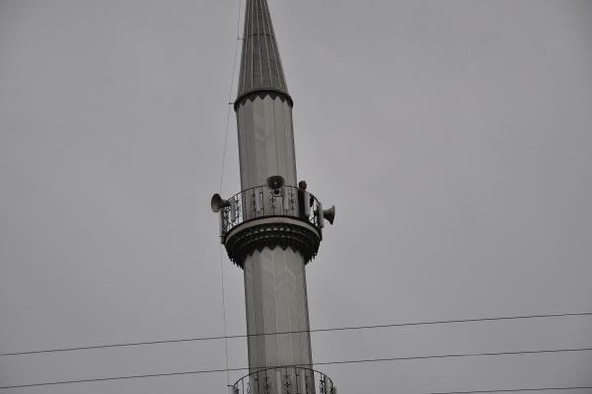 Polis, Hırsızı Bulmak İçin Cami Minaresine Çıktı