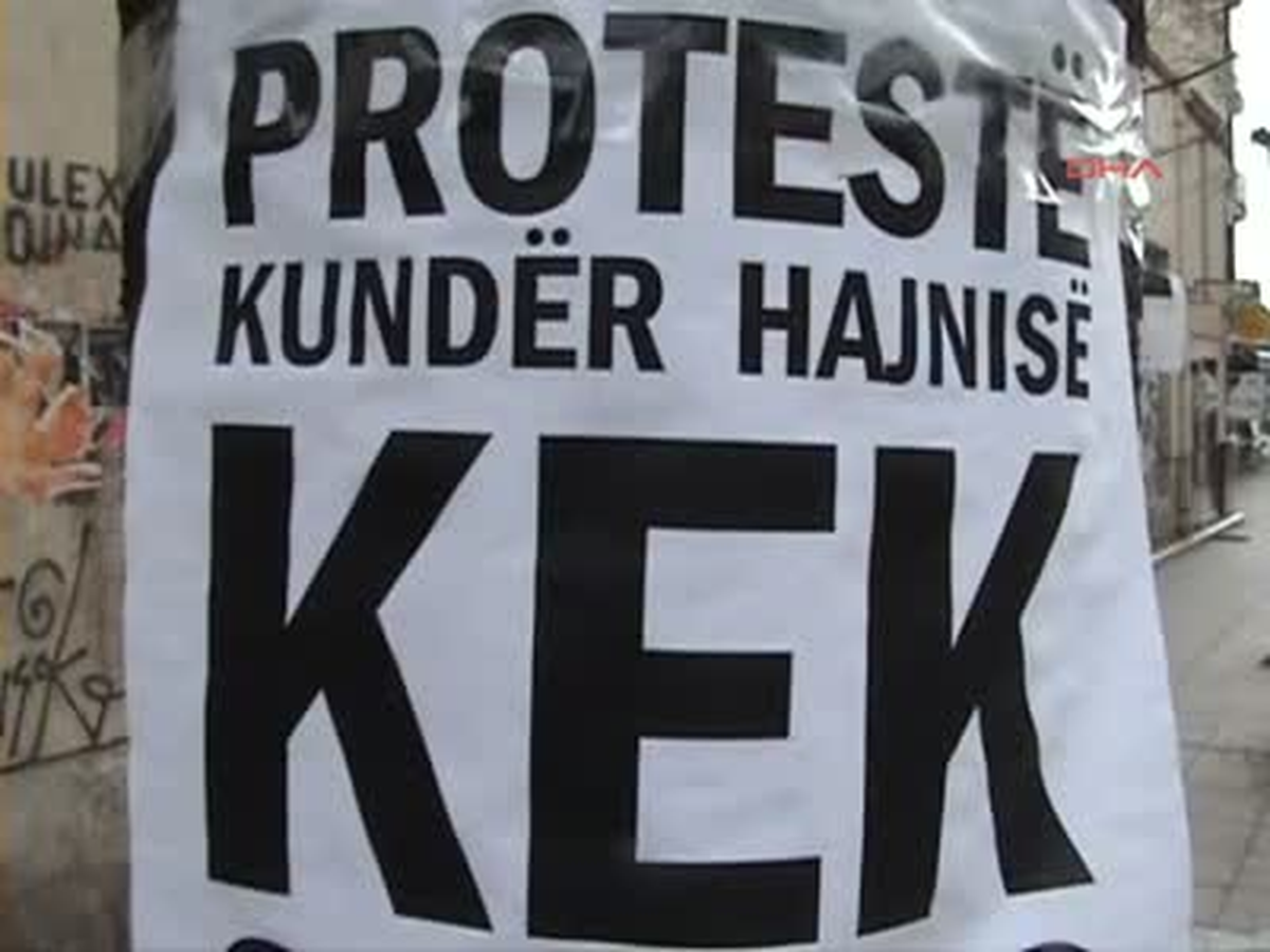 Priştine\'de Binlerce Kişi Yüksek Elektrik Faturaları Nedeniyle Hükümeti Protesto Etti