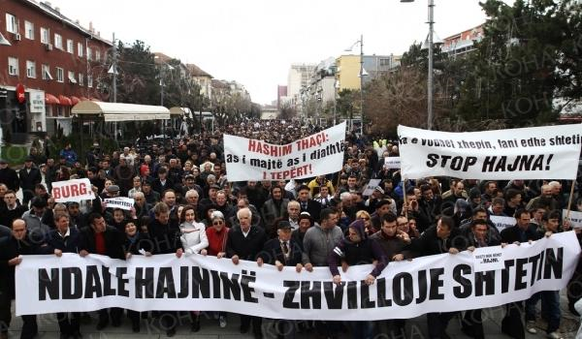 Priştine\'de Binlerce Kişi Yüksek Elektrik Faturaları Nedeniyle Hükümeti Protesto Etti