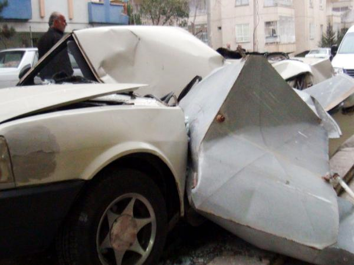 Rüzgarın Uçurduğu Su Deposu Otomobilin Üzerine Düştü