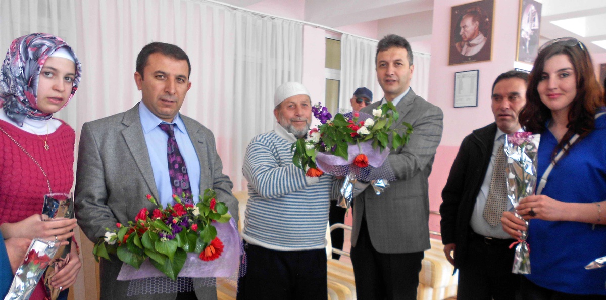 Simav Kız Meslek\'ten Uşak Huzur Evine Ziyaret