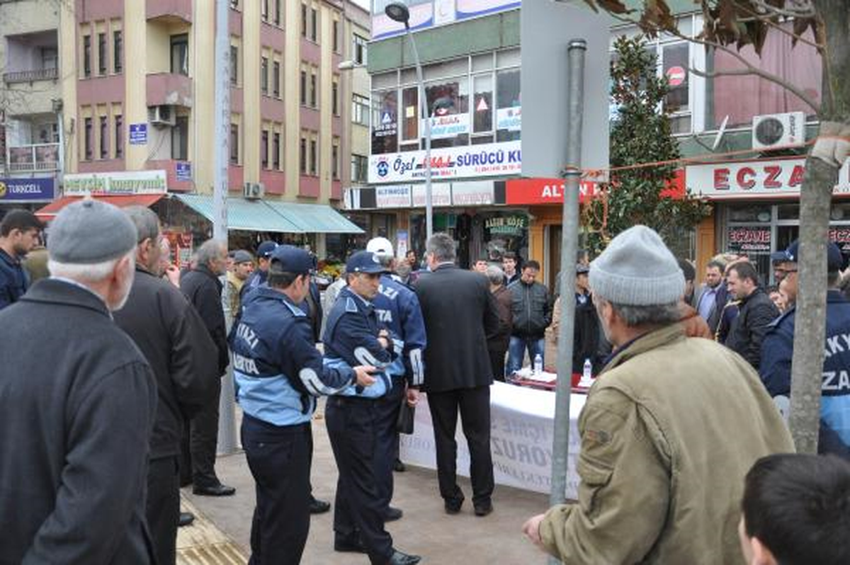 Sp\'lilerle Zabıta Arasında Pankart Gerginliği