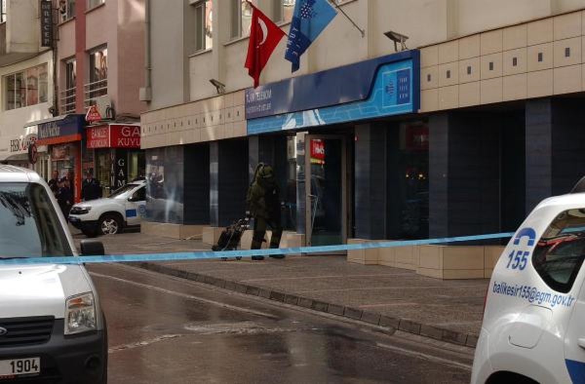 Telekom Binası Önündeki Şüpheli Pazar Arabası Korkuttu