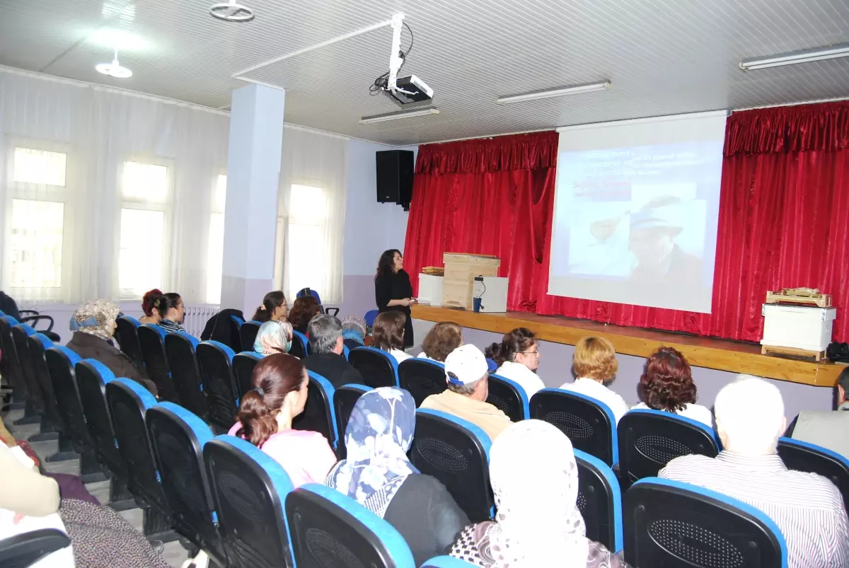 Toplum Sağlığı Merkezince Vatandaşa Yaşlılarda Sağlıklı Beslenme Semineri Verildi