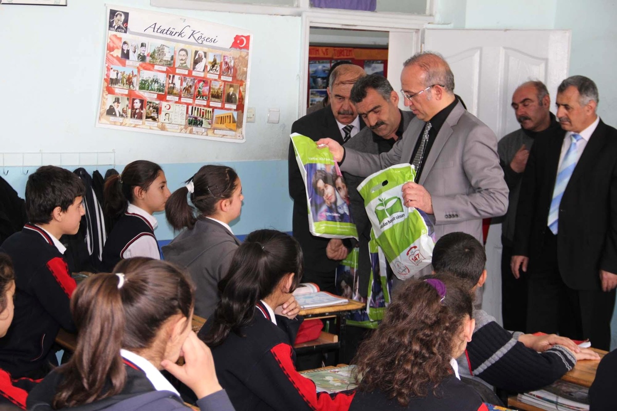 Tüik Desteği ile Okullara Kırtasiye Dağıtıldı