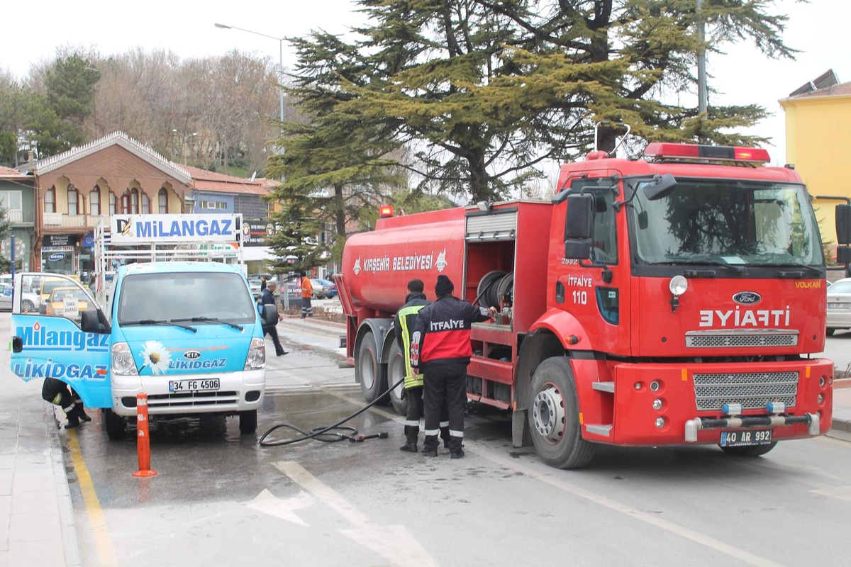 Tüp Taşıyan Kamyonette Çıkan Yangın Paniğe Neden Oldu